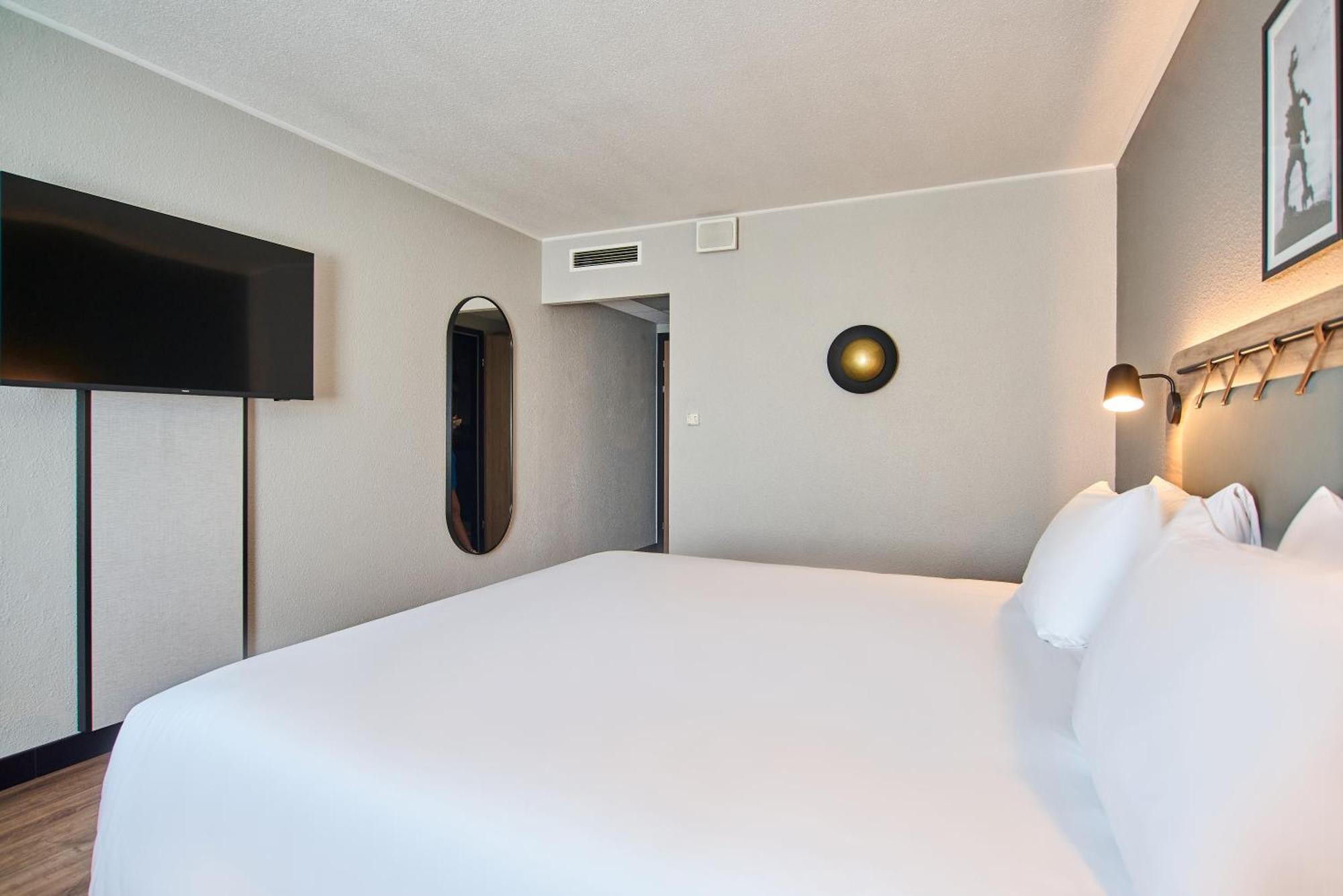 Superior Room 1 King Bed