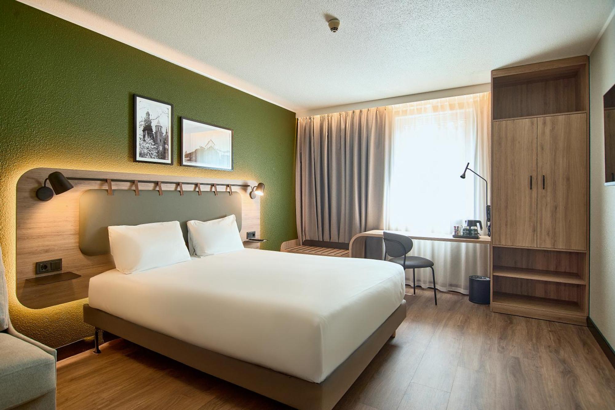 Standard Room 1 Queen Bed
